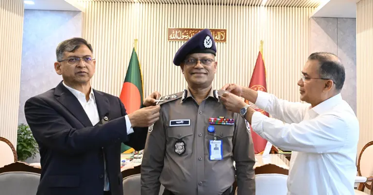 আইজিপিকে র্যাংক ব্যাজ পরালেন প্রধানমন্ত্রী